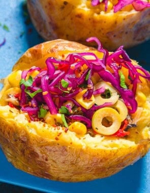 Kumpir on a blue platter.